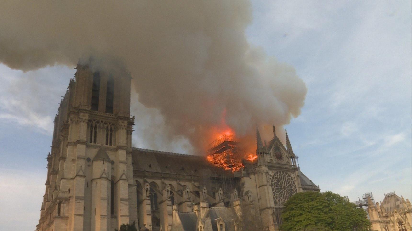 poster de Notre-Dame : Carrera contra el infierno