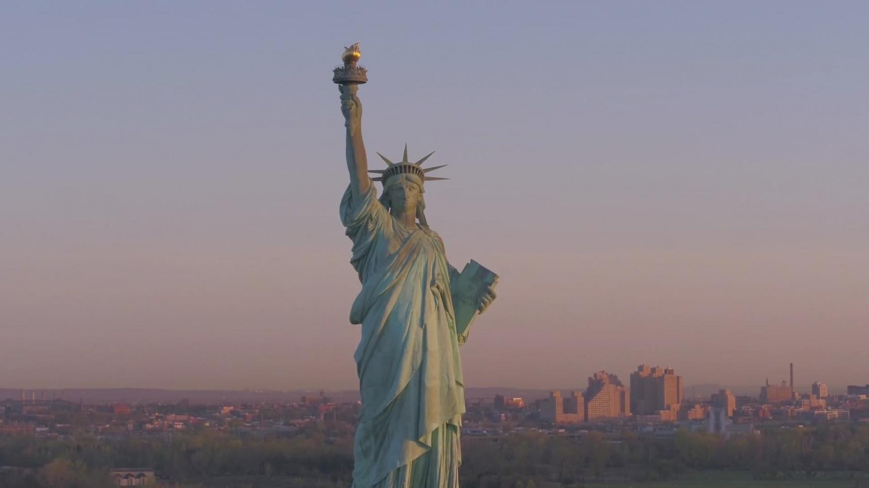 Fondo de pantalla de la película La Estatua de la Libertad: Madre de exiliados en PELISPEDIA gratis