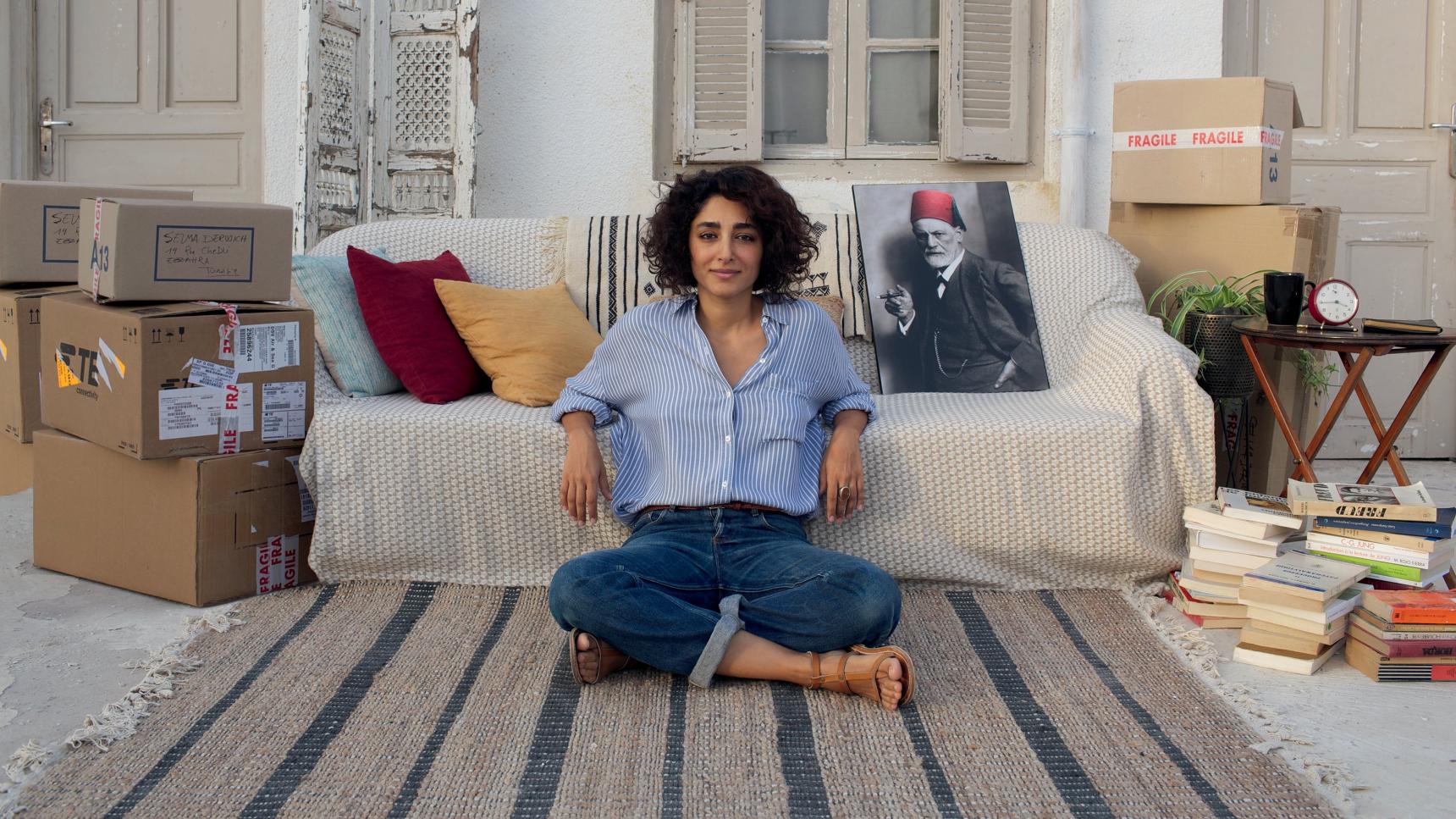 Fondo de pantalla de la película Un diván en Túnez en PELISPEDIA gratis