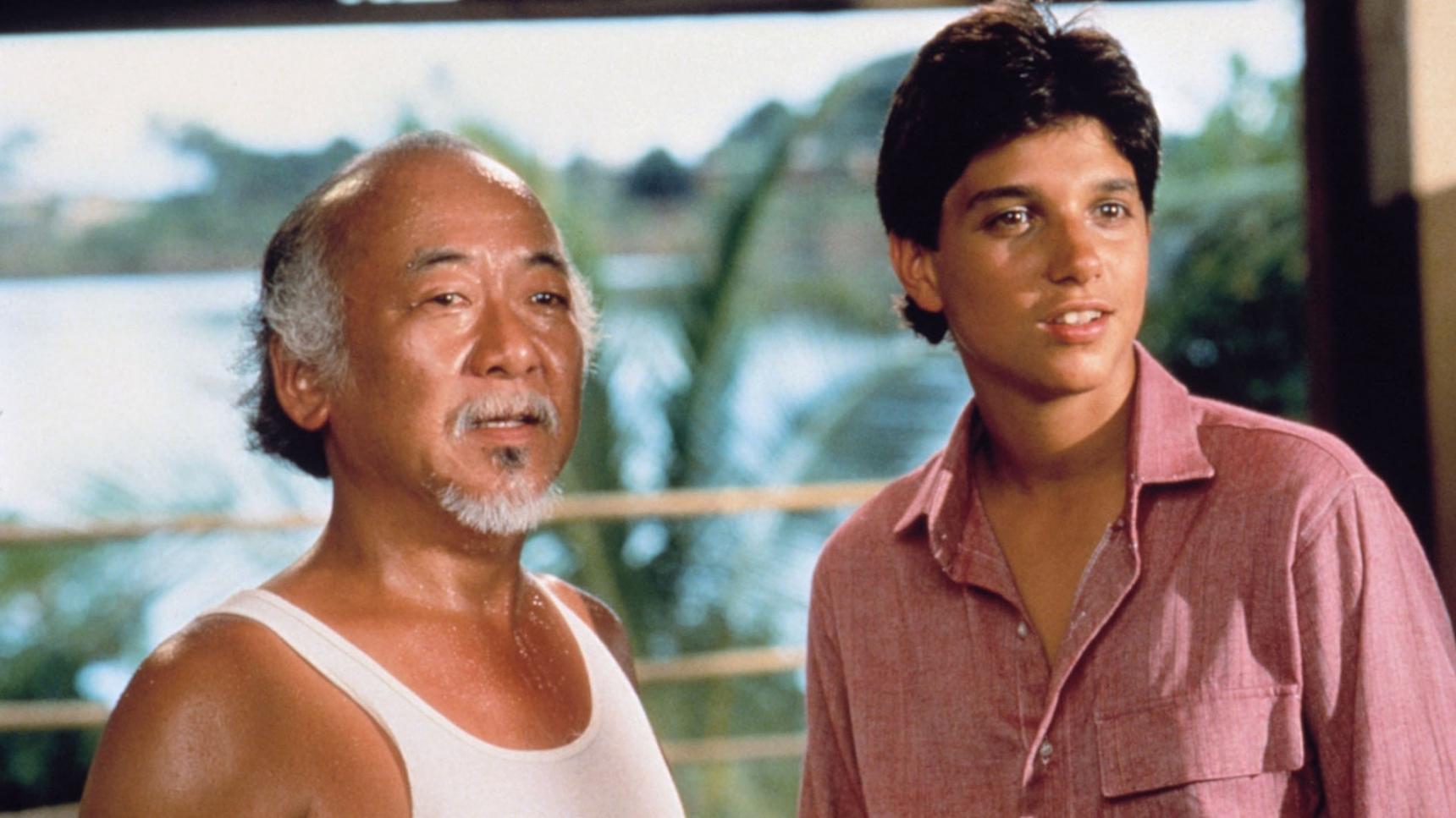 Fondo de pantalla de la película Karate Kid II, la historia continúa en PELISPEDIA gratis