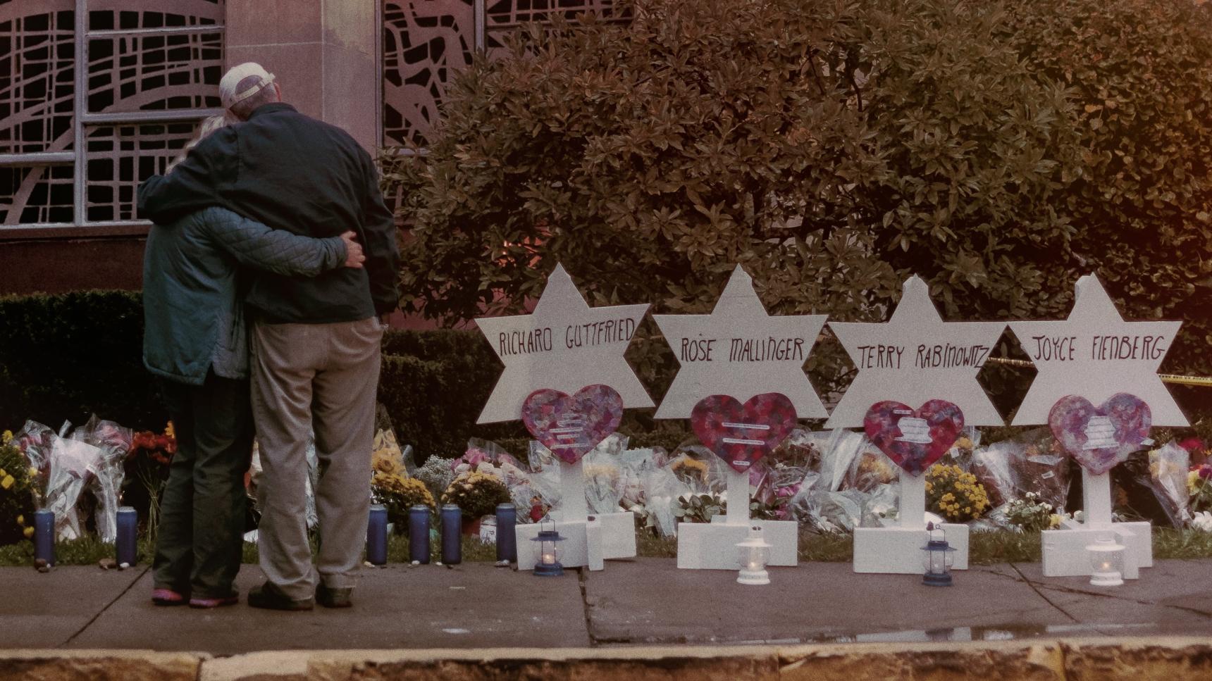 Fondo de pantalla de la película Tree of Life: Ataque a la Sinagoga de Pittsburgh en PELISPEDIA gratis